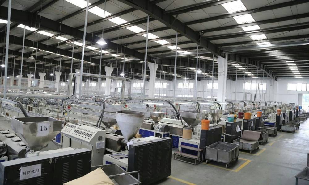 張家港科威信機(jī)械有限公司成立于2005年，專業(yè)從事塑料機(jī)械的設(shè)計(jì)、制造和銷售以及相關(guān)技術(shù)服務(wù)。